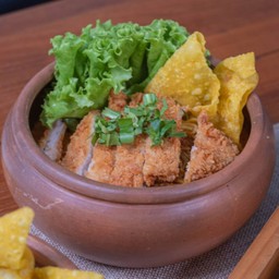 บะหมี่ต้มยำไก่กรอบ