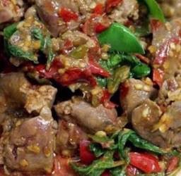 ข้าว กะเพราเครื่องในไก่