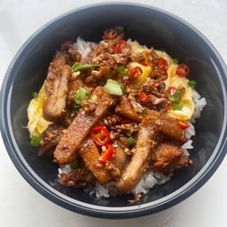 ข้าวด้งหมูทอดคั่วพริกเกลือ+ไข่เยิ้ม