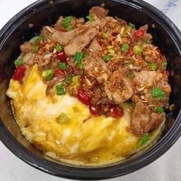 ข้าวหอมมะลิหมูชิ้นครั่วพริกเกลือ(ไม่รวมไข่ข้น)