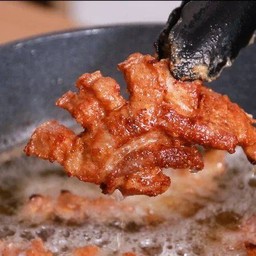 สามชั้นทอดน้ำปลา  (ราดข้าว)