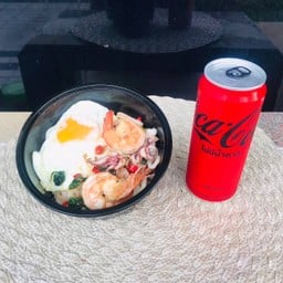 [อร่อยซ่ากับโค้ก] กะเพราหมึกกุ้ง-ไข่ดาว +  โค้ก ไม่มีน้ำตาล (กระป๋อง)