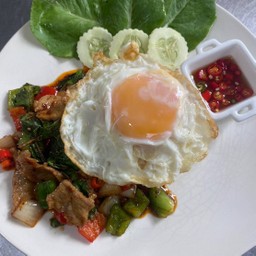 ข้าวหมูผัดพริกเผาใบกะเพรา