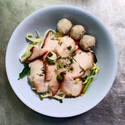 เส้นใหญ่หมูแดง