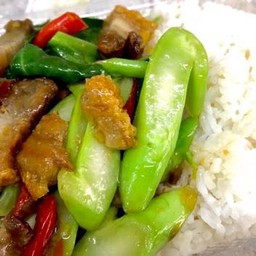 ข้าว คะน้าหมูกรอบ