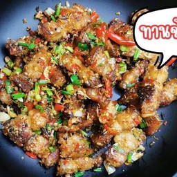 สามชั้นคั่วพริกเกลือ  ราดข้าว