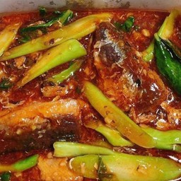 กระเพราปลากระป๋องราดข้าว