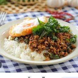 ผัดกระเพราเนื้อสับราดข้าว