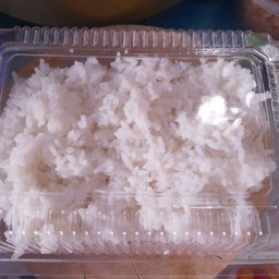 ข้าวหอมมะลิใส่กล่องพร้อมช้อนส้อม