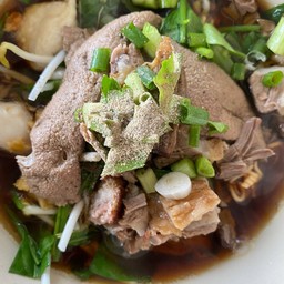 ก๋วยเตี๋ยวน้ำแดง