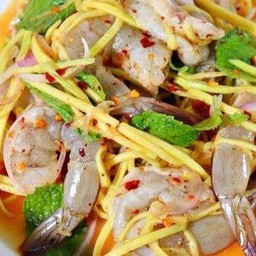 ยำมะม่วงกุ้งดิบ (กุ้งสด)