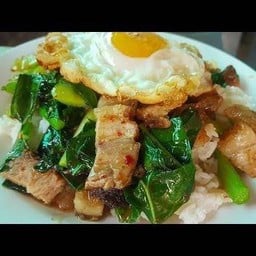 คะน้าหมูกรอบใข่ดาว