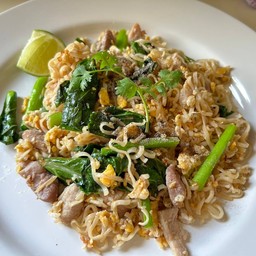 ผัดมาม่าหมูสับ