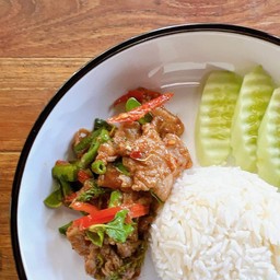 ข้าวผัดพริกแกงเนื้อโคขุน