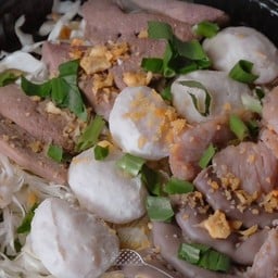 Chada  จานด่วนกระเพรา อาหารทานเล่น ลูกชิ้นปิ้ง