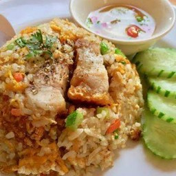 ข้าวผัดหมูกรอบ_กลาง