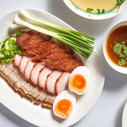 ชุดข้าวหมูแดงหมูกรอบกุนเชียงไข่