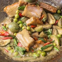 ข้าว หมูกรอบ ซอสเขียวหวาน (แยกน้ำแกง)