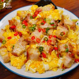 ข้าวหน้าไข่ข้น+หมูกรอบ (แยกพริกน้ำปลา)