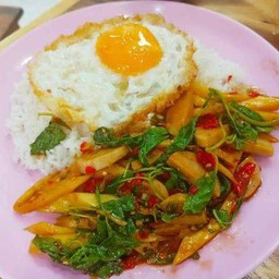กระเพราหน่อไม้ไก่  ไข่ดาว