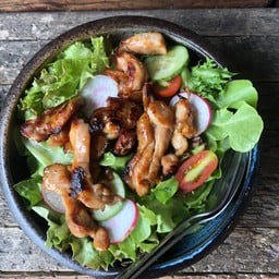 สลัดไก่ย่าง (Grilled Chicken Salad)
