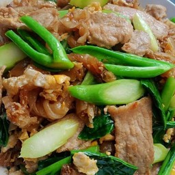 เส้นใหญ่ผัดซีอิ๊วหมู