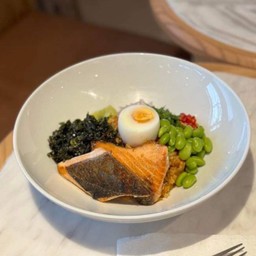 ข้าวญี่ปุ่นผัดน้ำพริกเผาแซลมอนย่าง