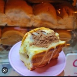 ปังปิ่งไส้ทะลัก โอวัลติน นม