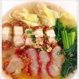 เกี๊ยวน้ำหมูแดงหมูกรอบ