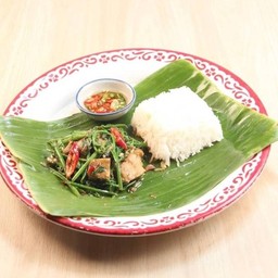 ข้าวผักกูดผัดน้ำมันหอยหมูกรอบ