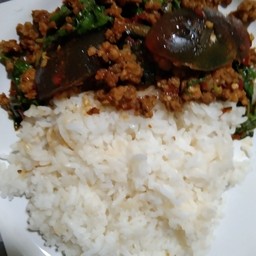 กะเพราไข่เยี่ยวม้า