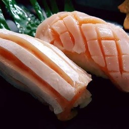 ข้าวปั้นหน้าท้องปลาแซลมอน 3 คำ