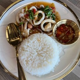 กะเพราปลาหมึกราดข้าว