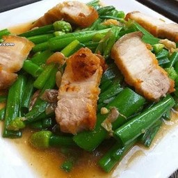 ผัดดอกหอมหมูกรอบราดข้าว