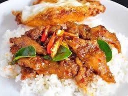 ผัดพริกแกงไก่ราดข้าว