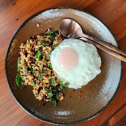 ข้าวผัดกระเพราหมูสับไข่ดาว