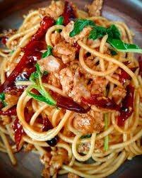 สปาเก็ตตี้คั่วพริกเกลือเนื้อ