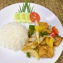 ปลากะพงผัดพริกไทยดำ (ราดข้าว)