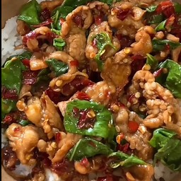 กะเพราหมูชิ้นพริกแห้ง