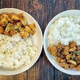 ข้าวหมูกรอบผัดเม็ดมะม่วง Stir Fried Crispy pork with Cashew Nuts