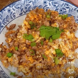 ข้าวไข่คั่วหมูสับกระเทียม