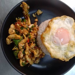 ข้าวกะเพราอกไก่ (ถาด)+ไข่ดาว