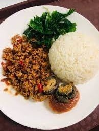กะเพราไข่เยี่วม้าราดข้าว