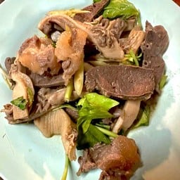 ต้มแห้งเครื่องในเนื้อ