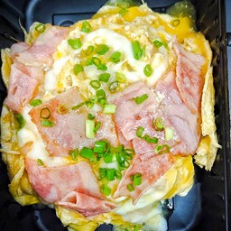 ข้าวไข่ข้นเบคอนไก่
