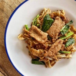 ผัดซีอิ๊วเส้นใหญ่รวมมิตร LM