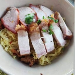 บะหมี่เกี๊ยวนายพล ข้าวหมูแดง/ข้าวหมูกรอบ หน้าโลตัสถนนรางรถไฟสายเก่า