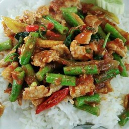 ข้าวราดผัดพริกเเกงหมูใส่ถั่วฝักยาว+ไข่ดาว