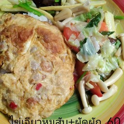 ข้าวราดไข่เจียวหมูสับ พร้อมผัดผัก