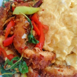 ข้าวไข่ข้นกระเพราไก่กรอบ